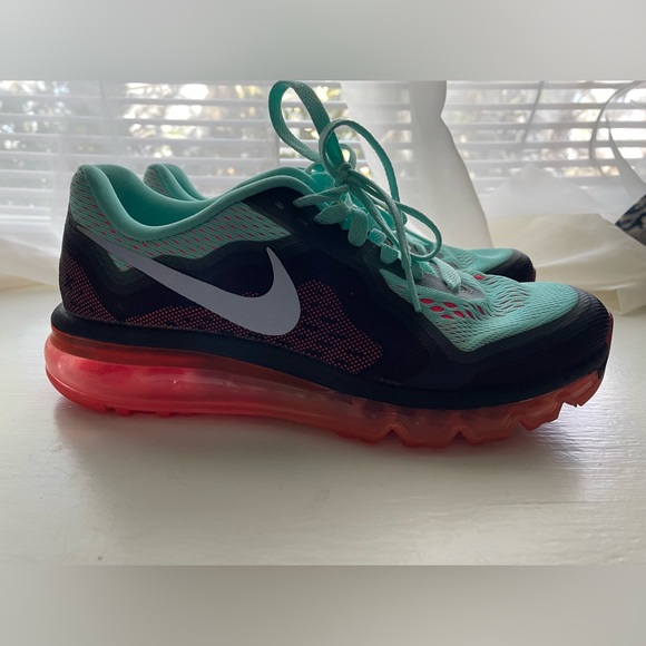 Women’s Nike Air Max sneakers size 8 - Picture 2 of 3